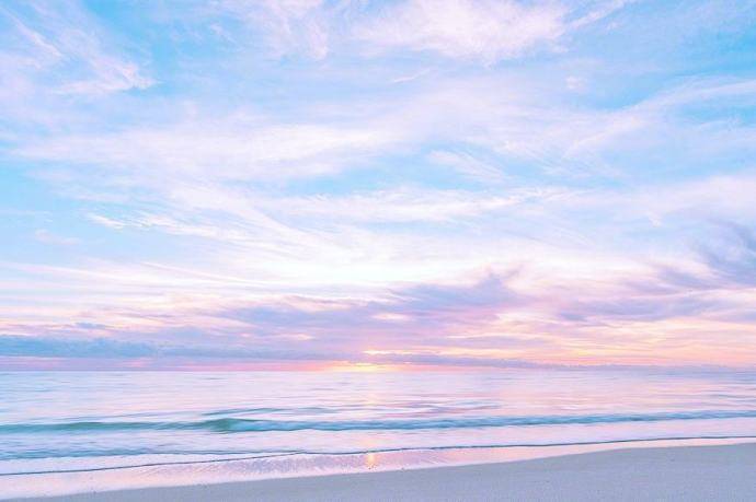 粉蓝色海和天空沙滩
