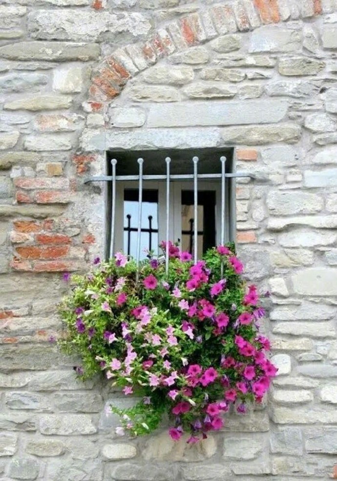 喜欢德国小镇里这样的阳台,爱花的德国人把花都栽种在临街窗户的外面