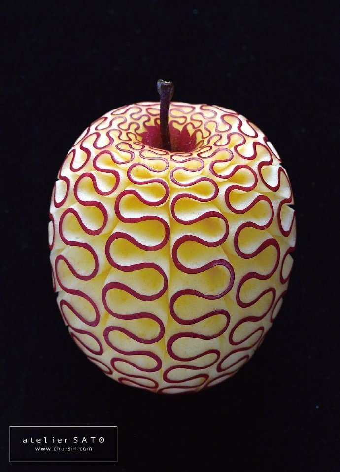 这位叫做佐藤朋子的小姐姐的苹果雕刻,让我又一次认识了苹果(twitter
