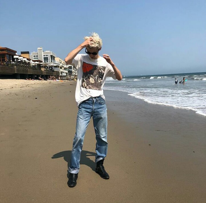 戳爷troye sivan 特洛耶希文 近期 海滩 自截 ins [杨晋戈]