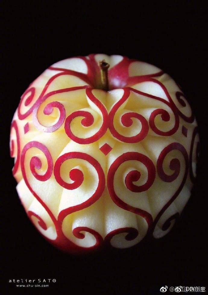 推上一妹子的苹果雕刻,这个苹果可能和我手里的不太一样via:atelier