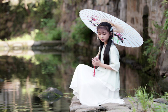 宛若画中江南水乡水墨画里走出的女子,清丽温婉,素雅又不失甜美.