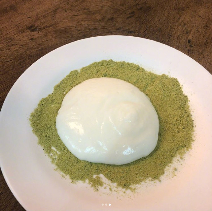 台湾的网红甜点鲜奶麻薯!由纯鲜奶制成,冰…-堆