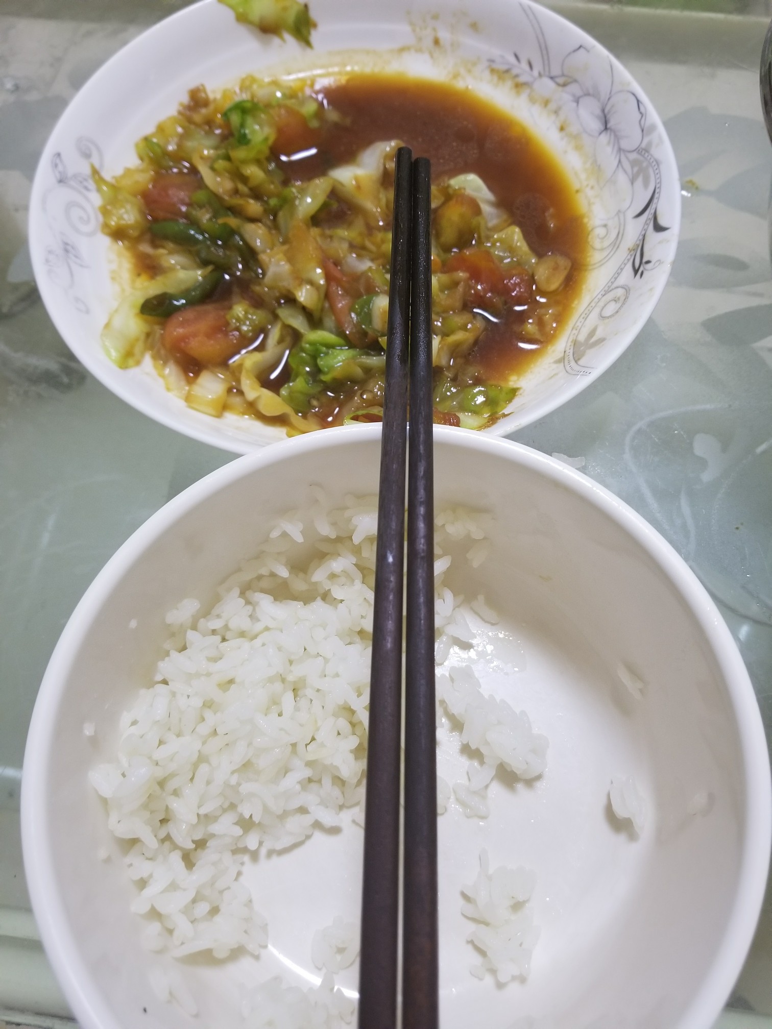 2018年8月20日21时26分,一碗米饭,一盘手撕包菜,一个人的晚餐,外面的