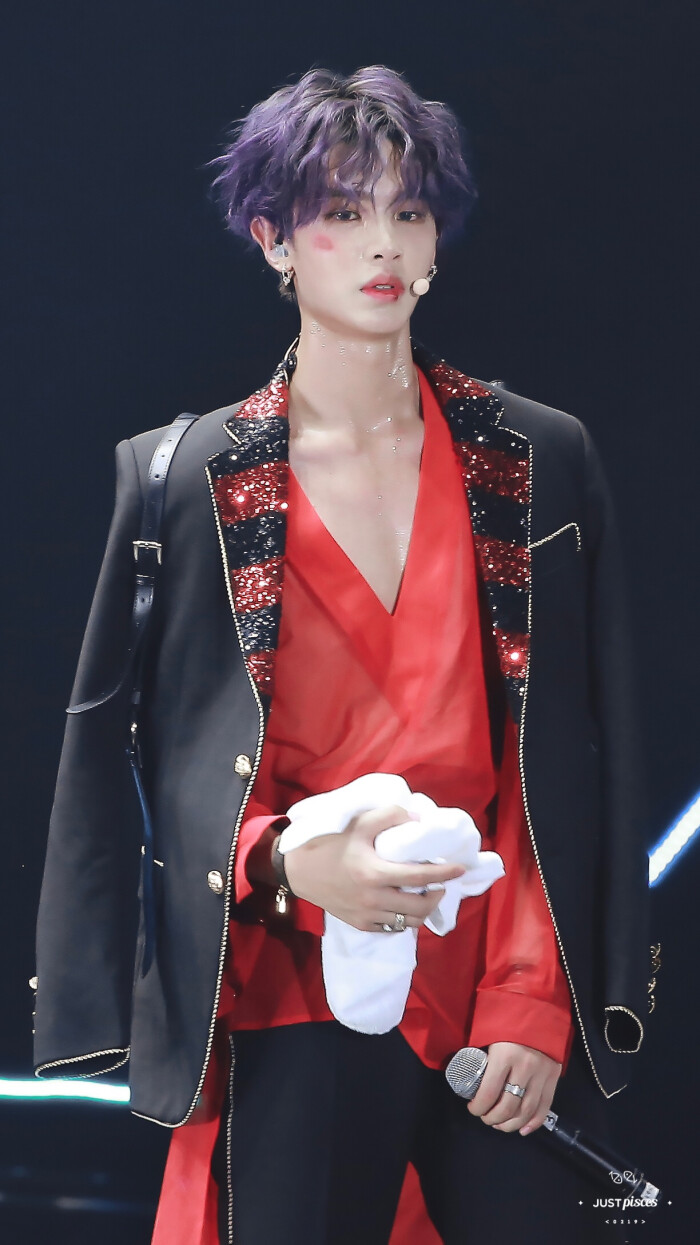 黄明昊,2002年2月19日出生于浙江温州,中国内地男歌手.