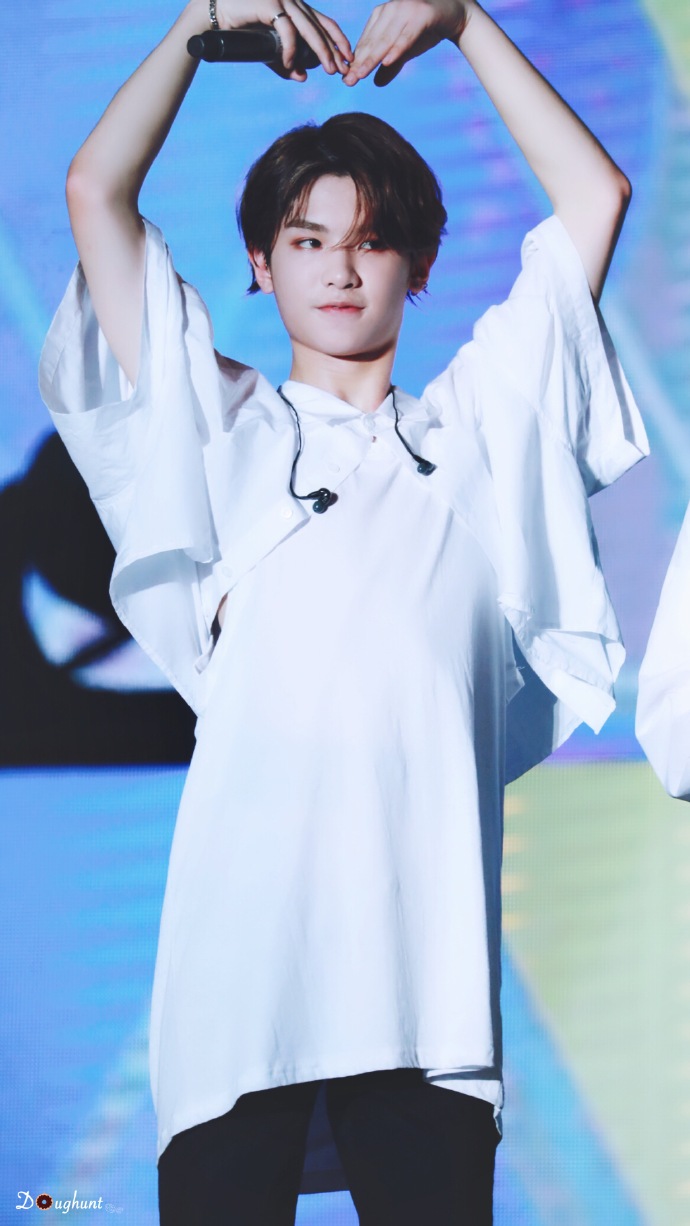180519tintin的大哈特姐姐收下啦穿背带裤真的梦回202了 justin黄明昊