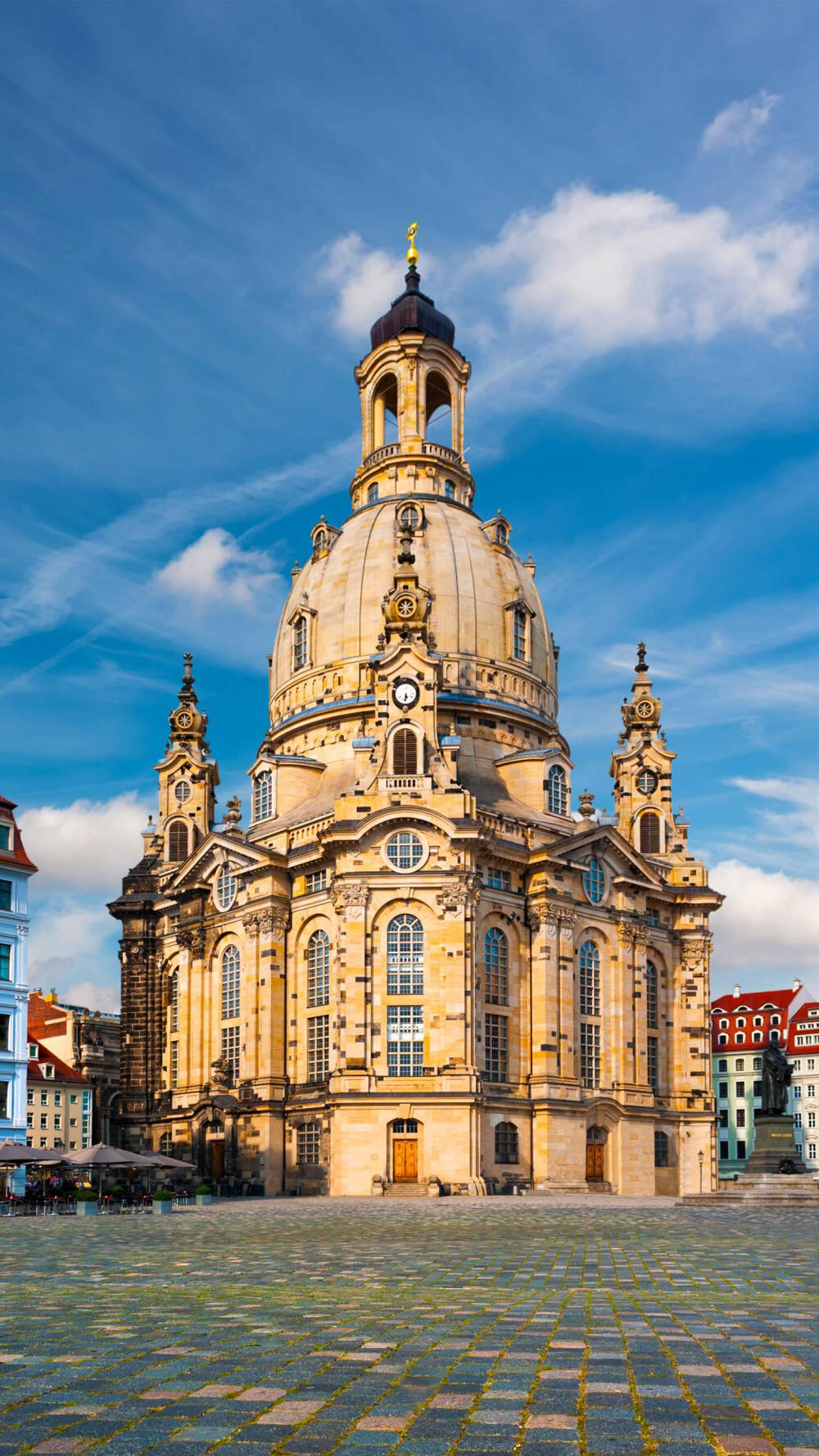 德累斯顿圣母大教堂不仅是巴洛克建筑的杰作,更以其优美高耸的穹顶