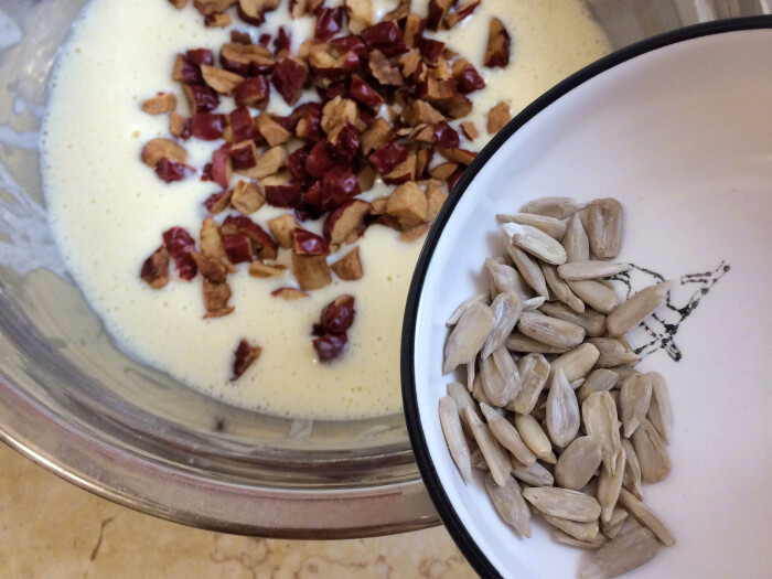 红枣牛奶糕味道香甜,可以再放一些核桃、南…