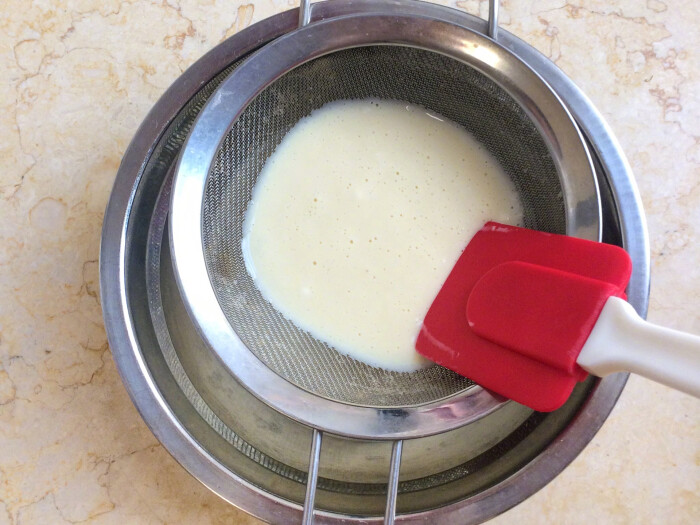 红枣牛奶糕味道香甜,可以再放一些核桃、南…