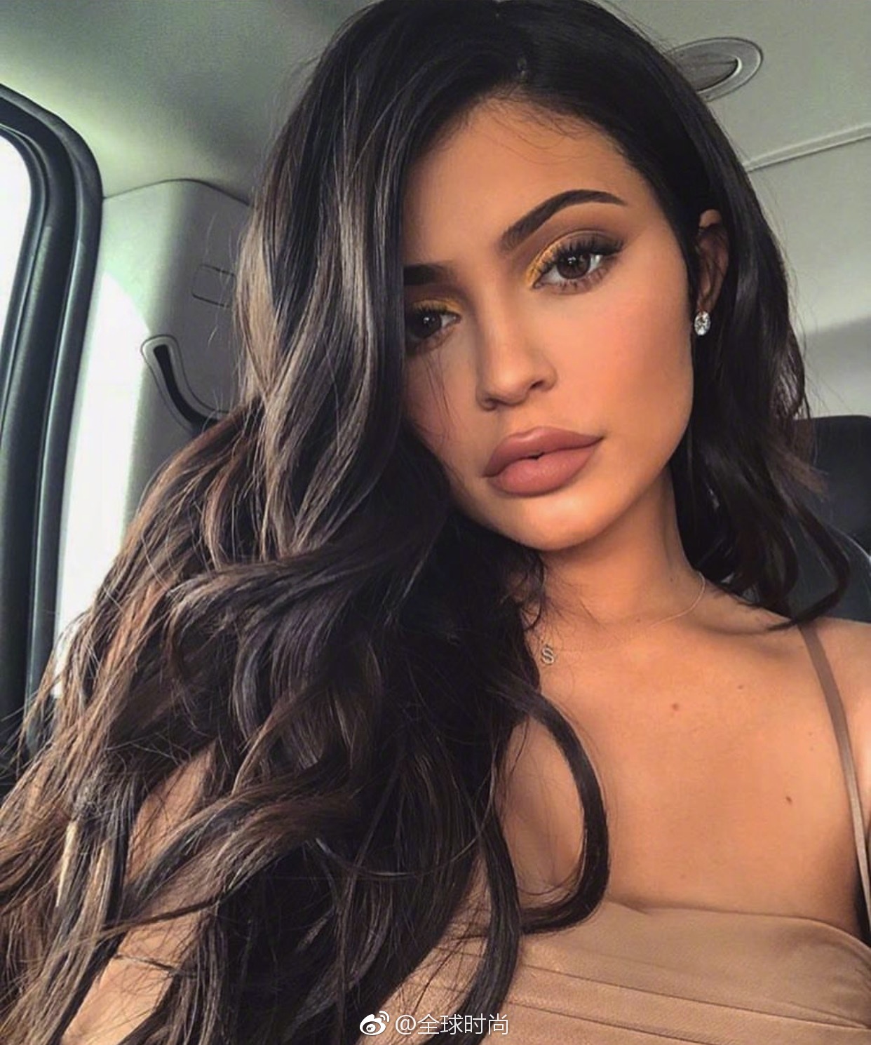 kyliejenner# 化妆前后的凯莉,有人说喜欢她的雀斑,可我还是喜欢她带