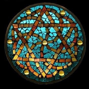 玫瑰窗(the rose window),也称玫瑰花窗,为哥特式建筑的特色之一,指