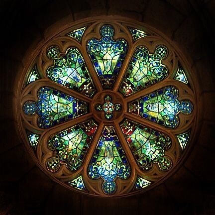 玫瑰窗(the rose window),也称玫瑰花窗,为哥特式建筑的特色之一,指