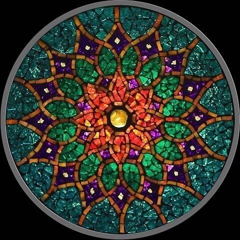 玫瑰窗(the rose window),也称玫瑰花窗,为哥特式建筑的特色之一,指