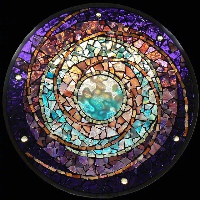 玫瑰窗(the rose window),也称玫瑰花窗,为哥特式建筑的特色之一,指