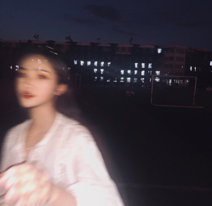 酷欧尼の[女生头像]可爱\/自截\/高冷\/\/简约\/真人\/黑