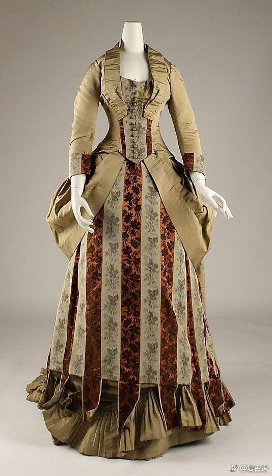 英国维多利亚女王在位期间的服饰风格,该时代女性的服饰特点是,大量