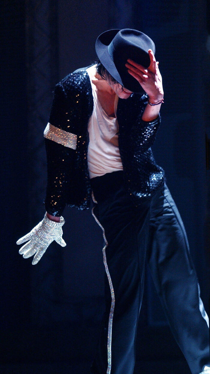 迈克尔·杰克逊:被誉为流行音乐之王,世界舞王,是世界乐坛,演艺圈里绝
