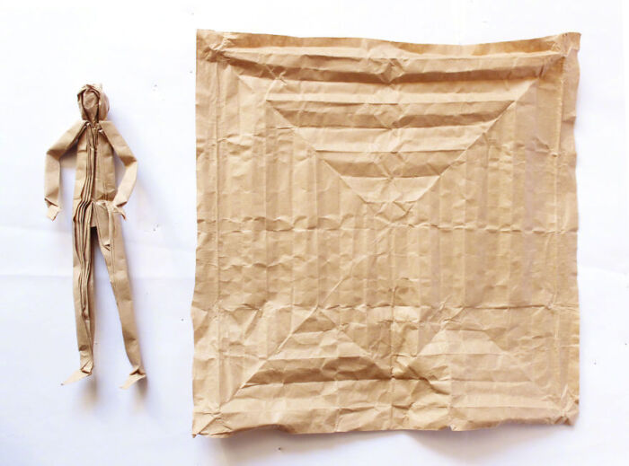 智利艺术家 claudioacuaj 利用纸张折出250个真人大小的纸人,把他们