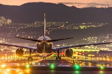 日本著名摄影师在大阪的伊丹机场拍的飞机与夜景,照片无ps,真是美哭了