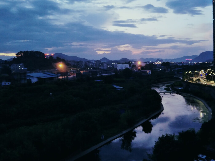夜晚河边的景色