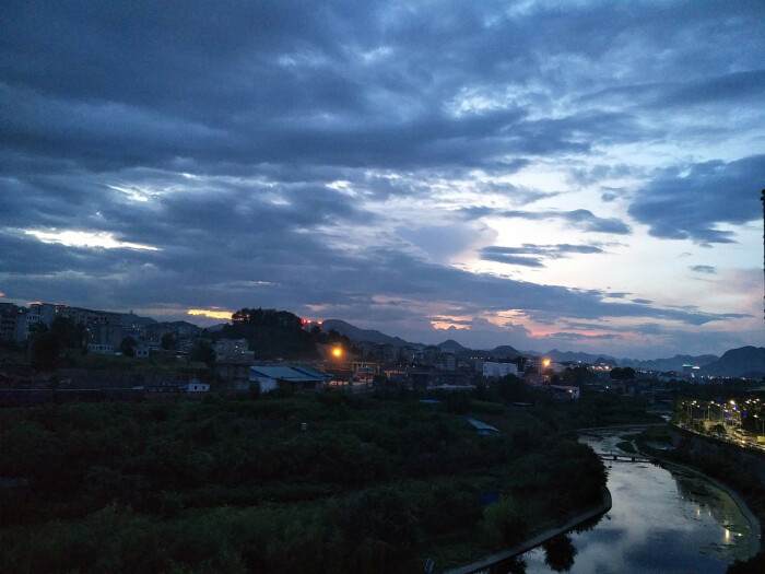 夜晚河边的景色
