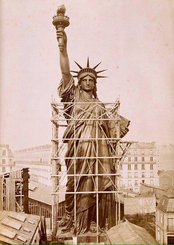 1884年巴黎,被拆卸后送往纽约之前的自由女神像