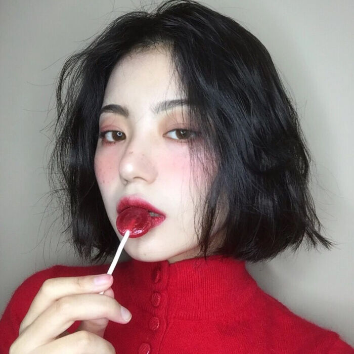 女生头像 棒棒糖 红色毛衣 短发少女
