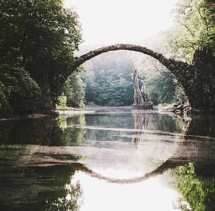 你在桥上看风景,看风景的人在远处看你.