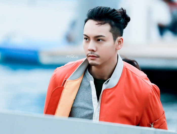 【陈伟霆 william chan】171212 橙红年代 刘子光 探班 1977 x 1500