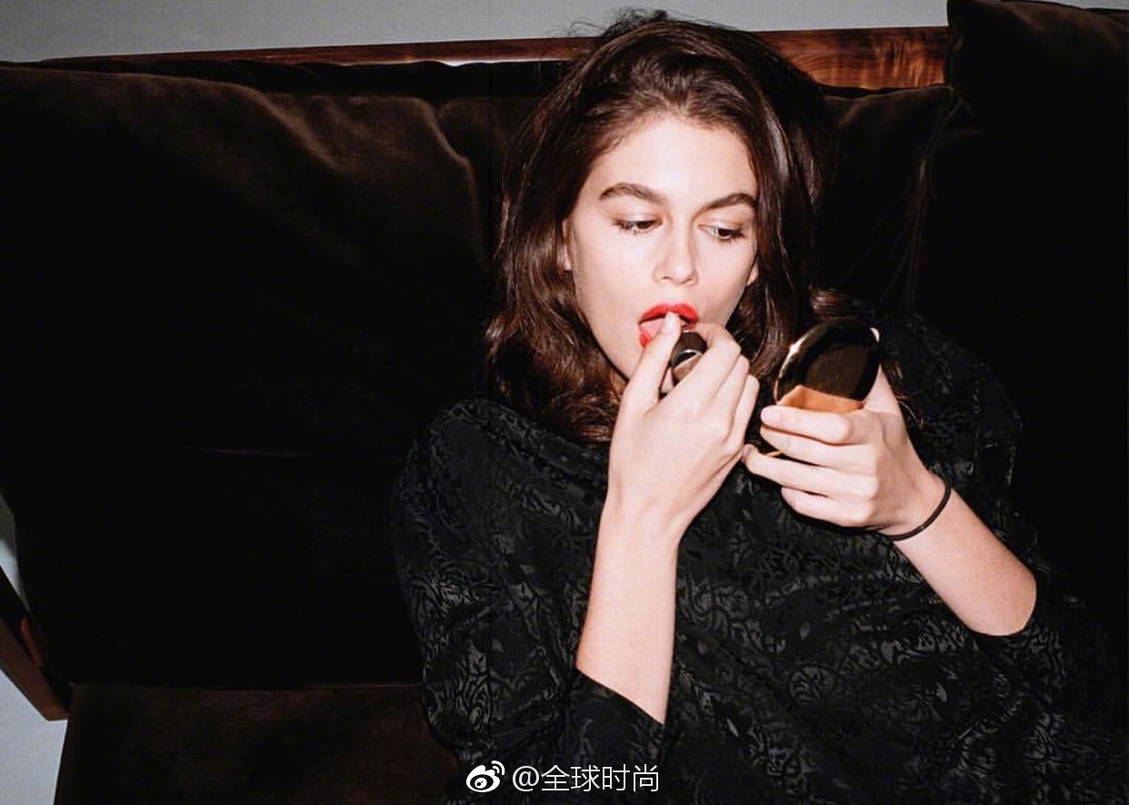 kaiagerber# 为《love》杂志拍摄性感画报,虽然年纪尚轻,但好在自带