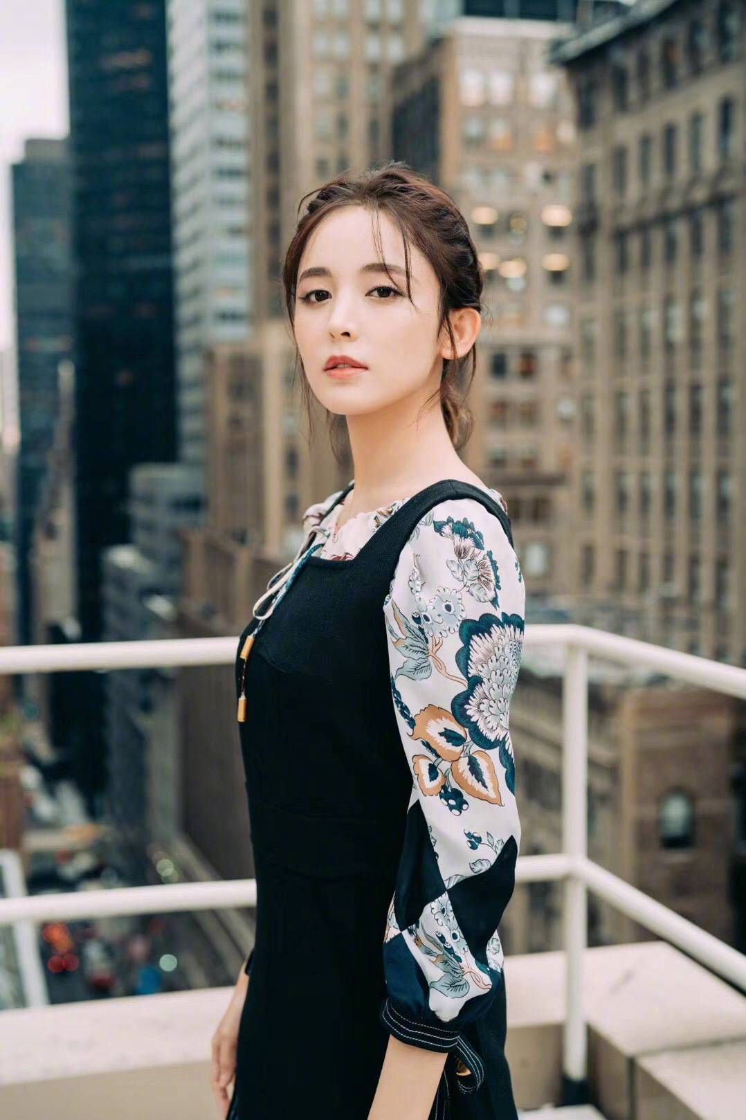 古力娜扎亮相纽约时装周tory burch 2019春夏大秀,身穿文艺复古范儿