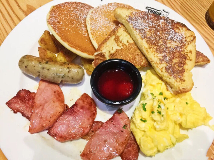 摘自网络_brunch,pancake,煎培根,炒蛋,香肠,吐司