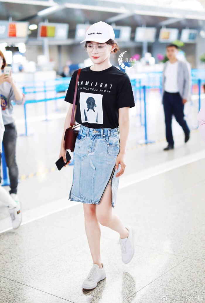 袁姗姗机场look tee x 牛仔裙 cr. 精美jstyle