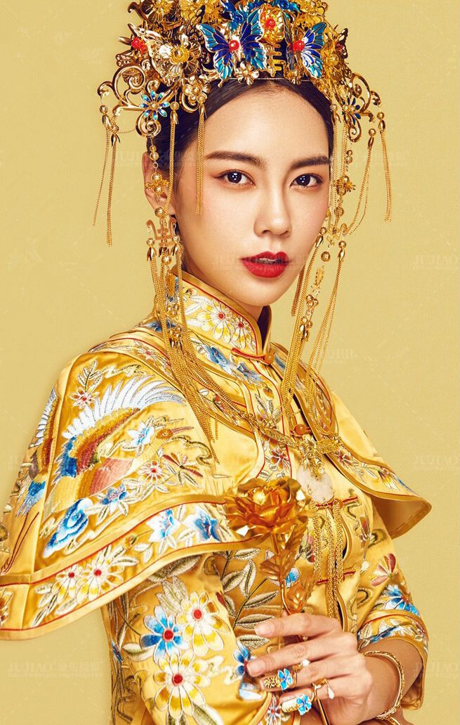 一春芳事惜倥偬,央及东皇,吹散絮云浓。