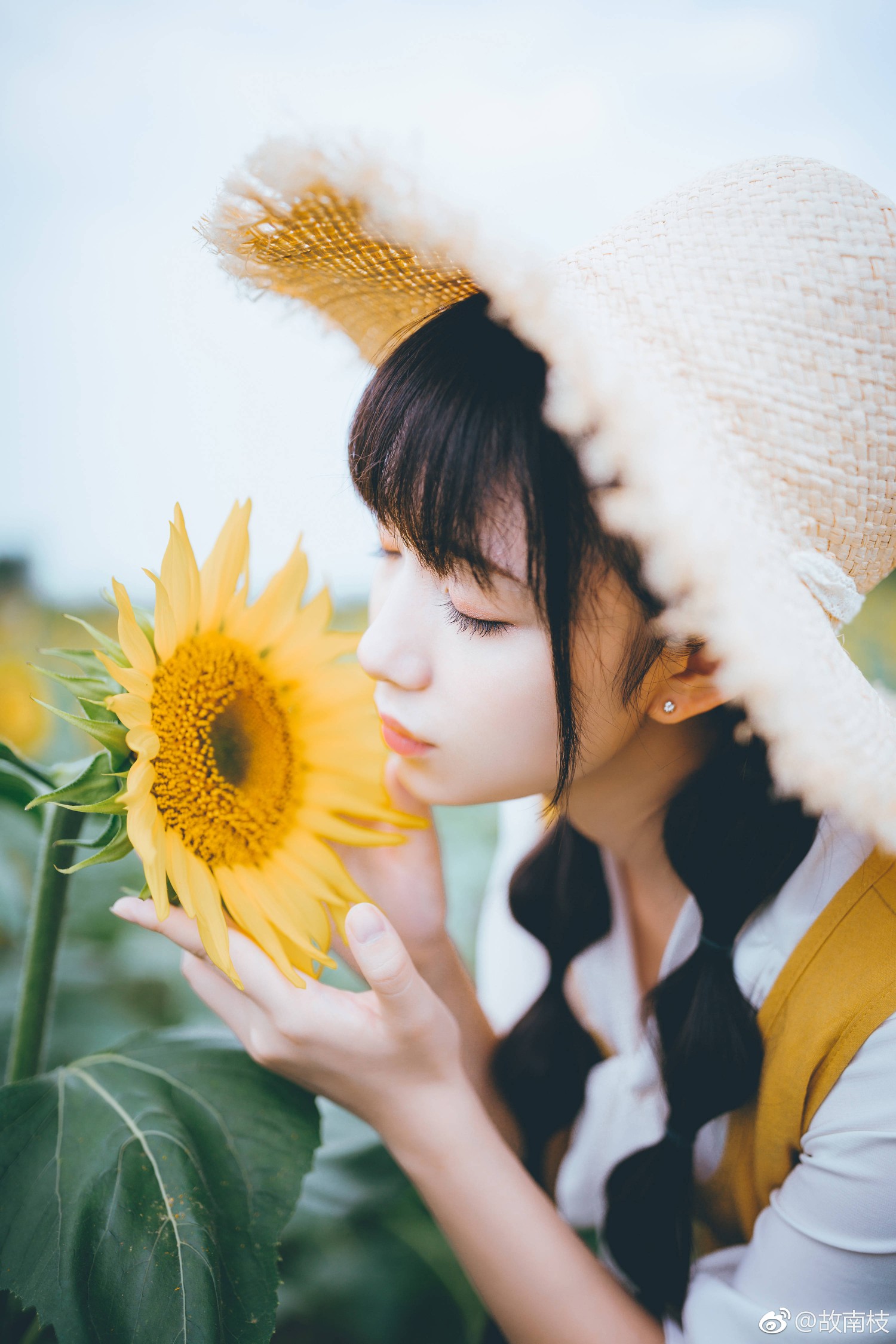 秋天的女孩摄影后期:@故南枝出镜:@小风加载中地点:@成都蔚然花海