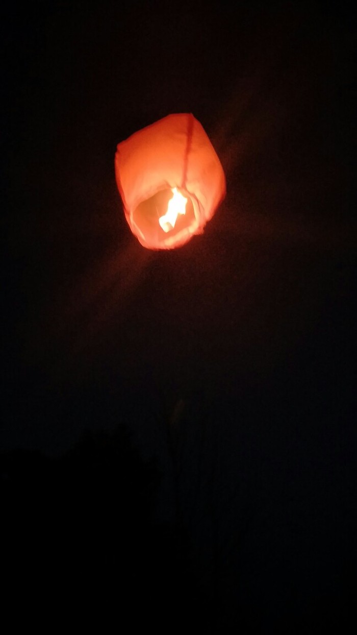 还记得,孔明灯飞上天空,我和你.