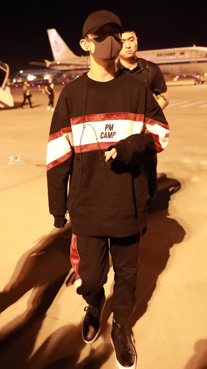 易烊千玺#tfboys 机场饭拍 高清 帅气