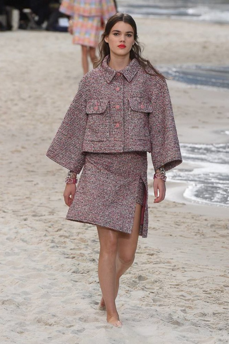 chanel2019春夏高级成衣系列时装秀老佛爷把沙滩海洋搬到了巴黎大皇宫