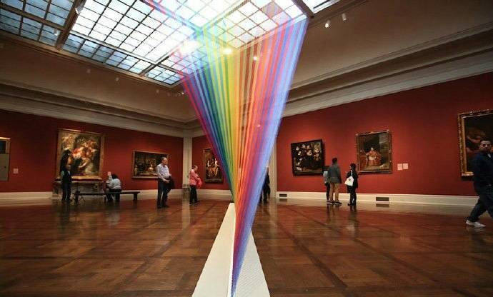 艺术家gabriel dawe用一根根彩线编织的彩虹,如梦似幻似真似假.