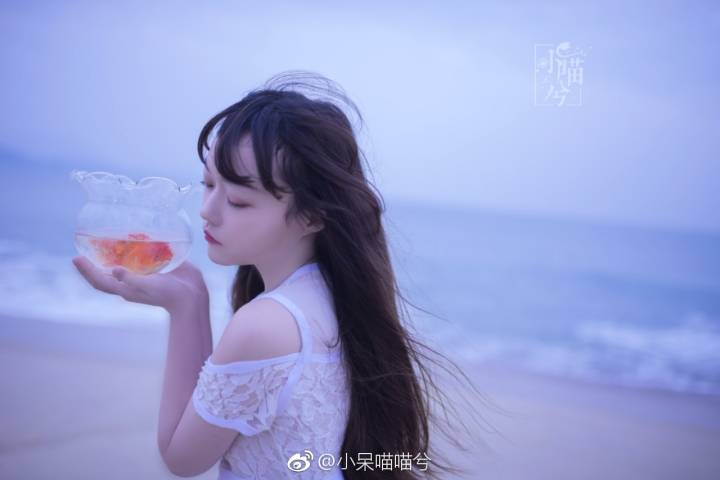 海の女静静的月光撒在沙滩上微风中谁轻轻歌唱一个女孩站在海边久久的