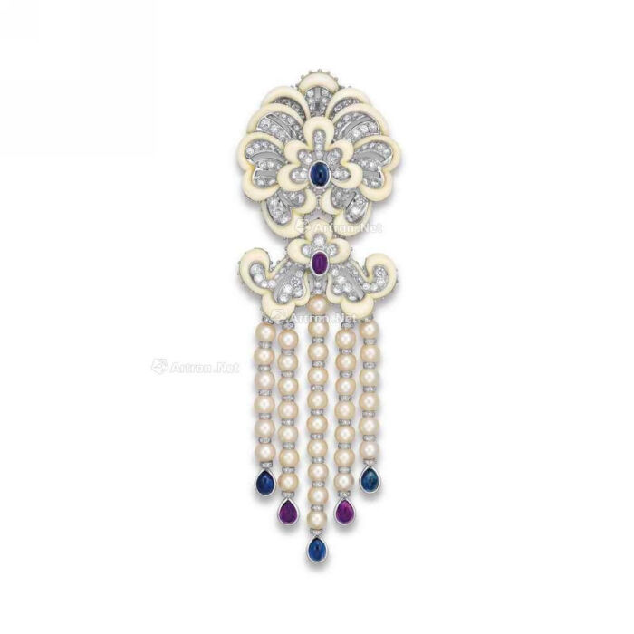 宝石胸针,mauboussin设计白珊瑚及养殖珍珠胸针,配以钻石,蓝宝石及紫
