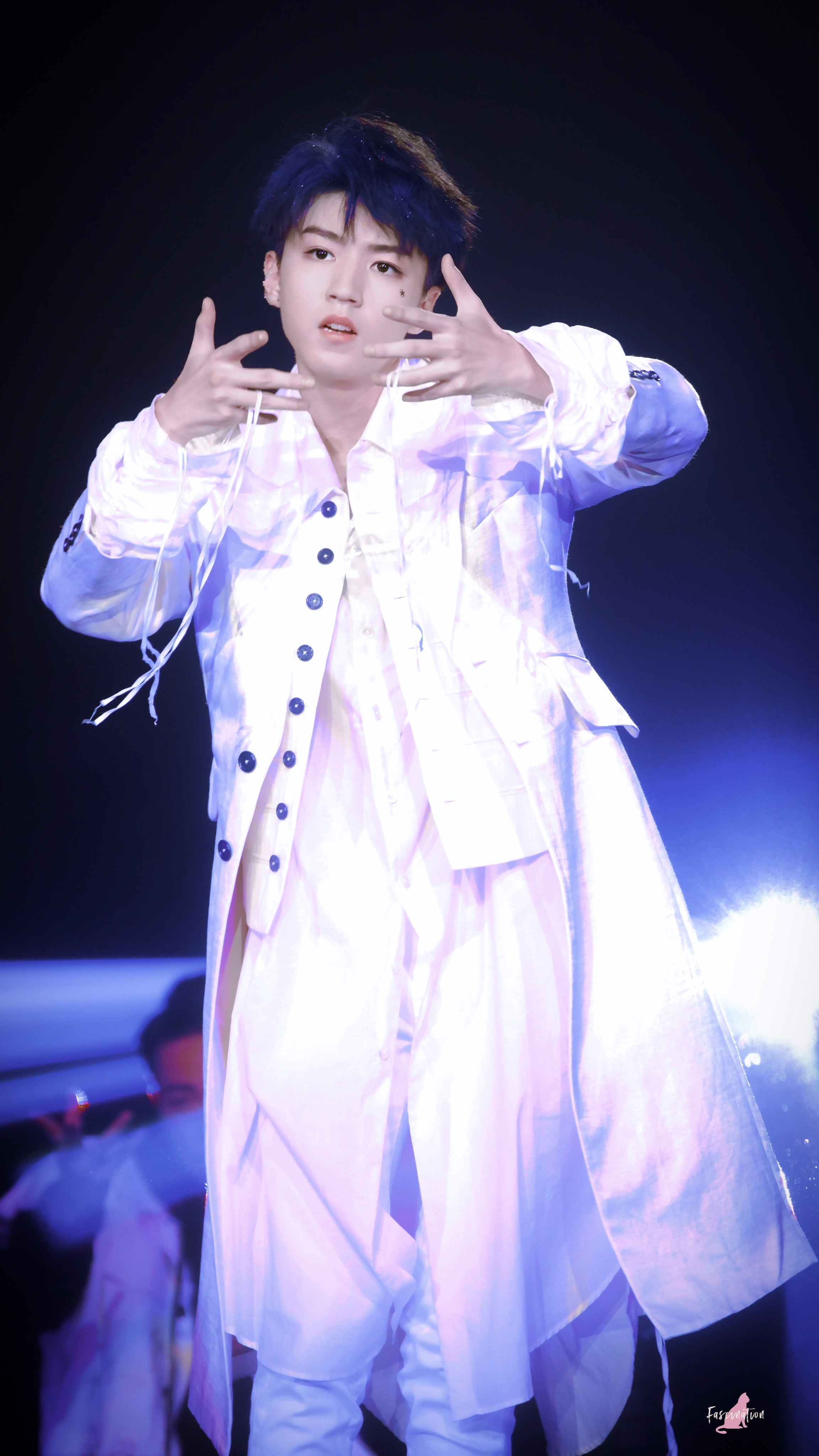 2018.09.22 王俊凯19岁-此刻之外-生日会×cr:logo