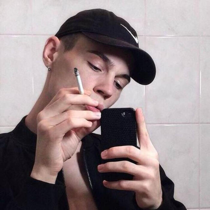 慵懒的小少年男头 吸烟 帅气