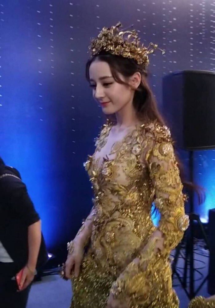 迪丽热巴金鹰女神