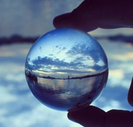 一个非常独特的摄影手法,整个世界美景尽收于一个小小水晶球内.
