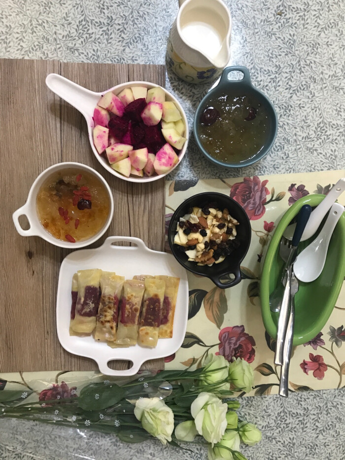 早餐:桃胶皂角米羹;火龙果苹果坚果,牛奶,水果饼