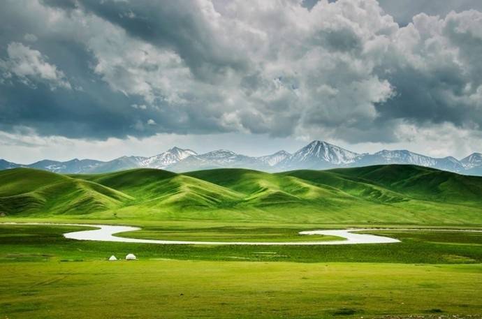 盛夏新疆巴音布鲁克草原,现在虽然已经没有如此动人的绿,但想必在秋天