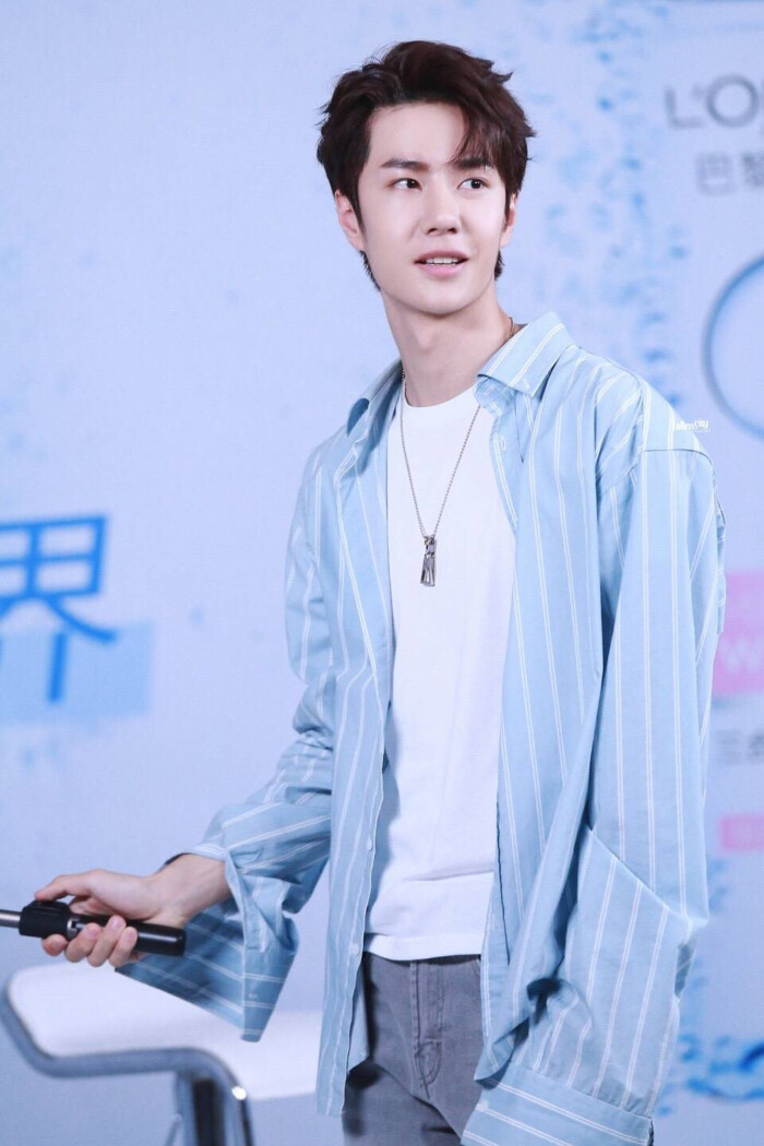 181009 欧莱雅品牌活动 @uniq-王一博 cr:logo