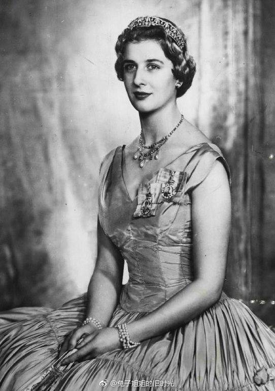 珠宝与美人|princess alexandra of kent 图8亚历山德拉公主穿着一件