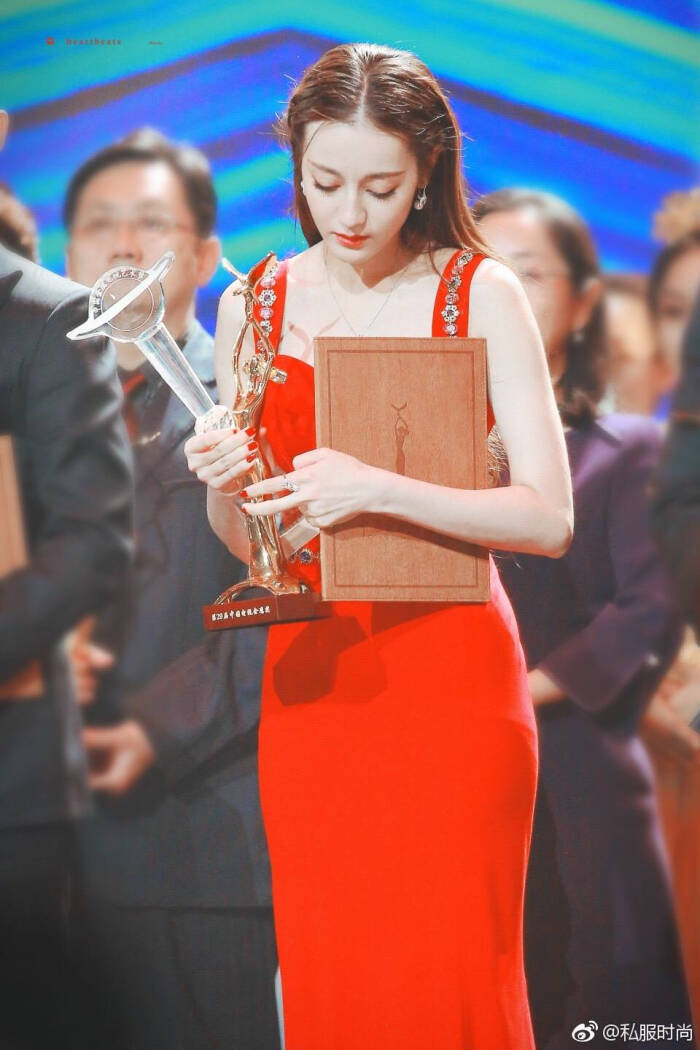 迪丽热巴金鹰女神,一袭红色礼服,优雅迷人气质
